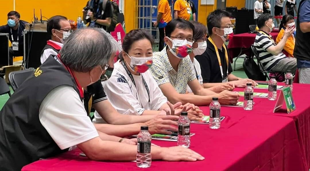 花蓮縣徐榛蔚縣長蒞臨在東華大學舉行之全中運羽球會內賽,體育中心楊昌斌主任陪同觀賽。