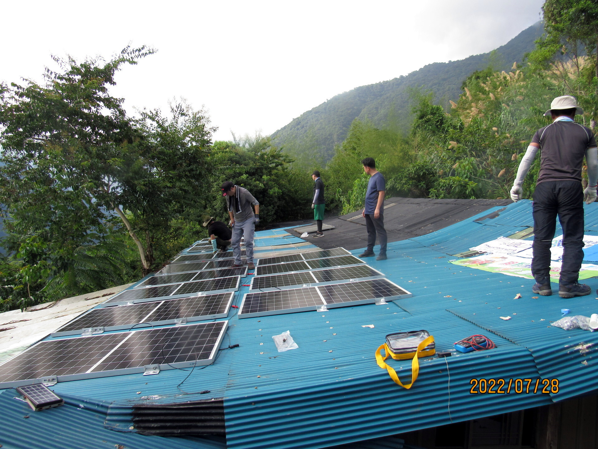 東華大學自然資源與環境學系學生挺進部落推展「送電到部落」計畫，協助架設高效能太陽能板，助原鄉部落能源自主。