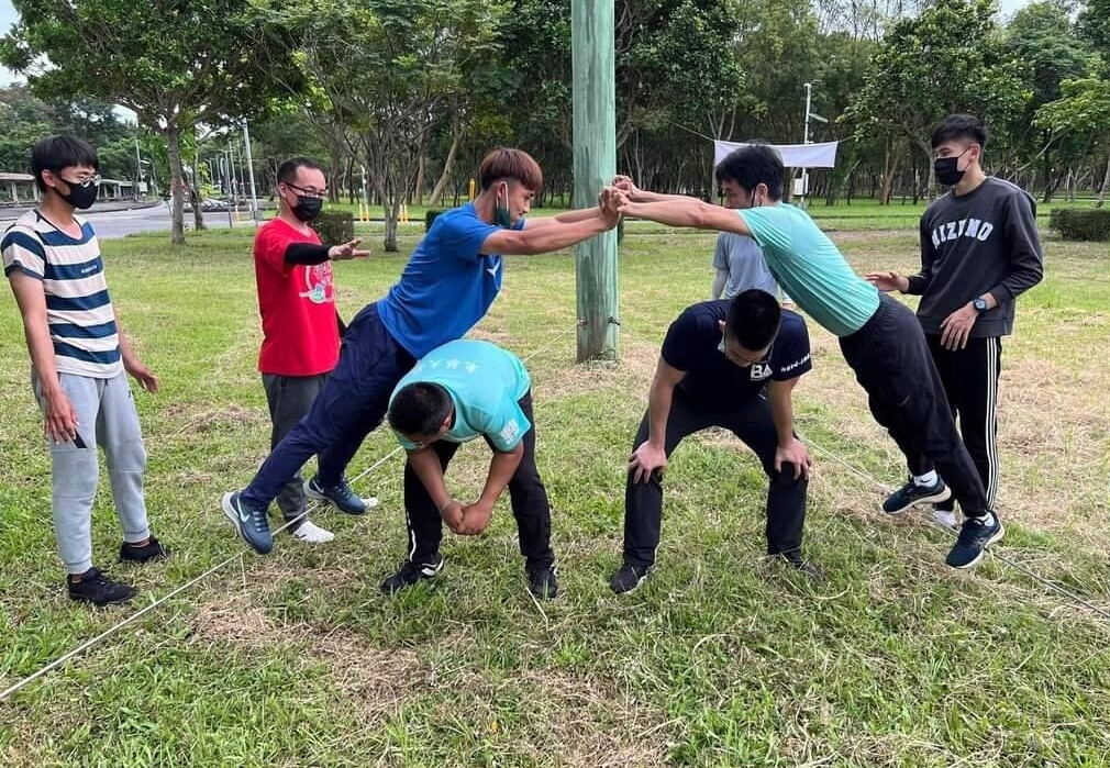 學員分組練習低空姻緣路。