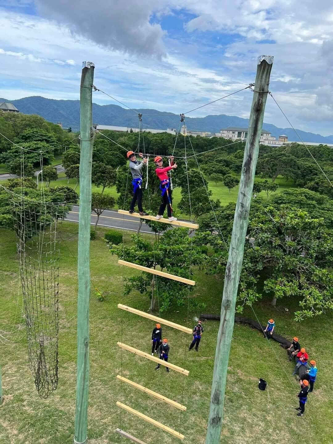 極限體能互助 「巨人梯」。