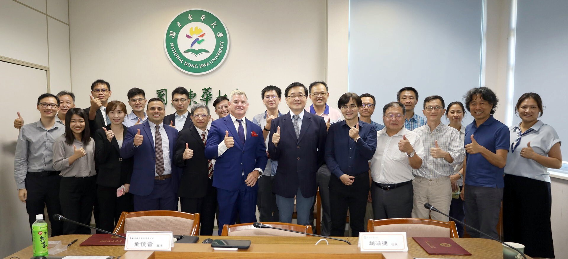 東華大學與美歐亞綠能公司簽訂合作備忘錄與會人員合照