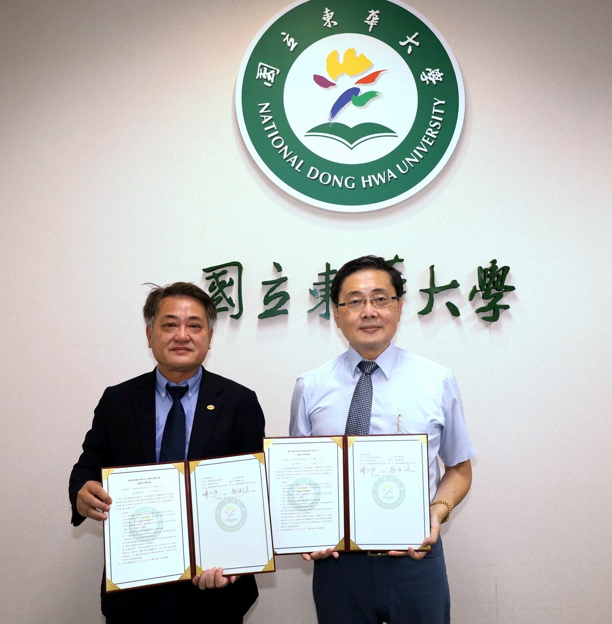 東華大學趙涵㨗校長與景碩科技陳河旭執行長簽署合作備忘錄後合影。