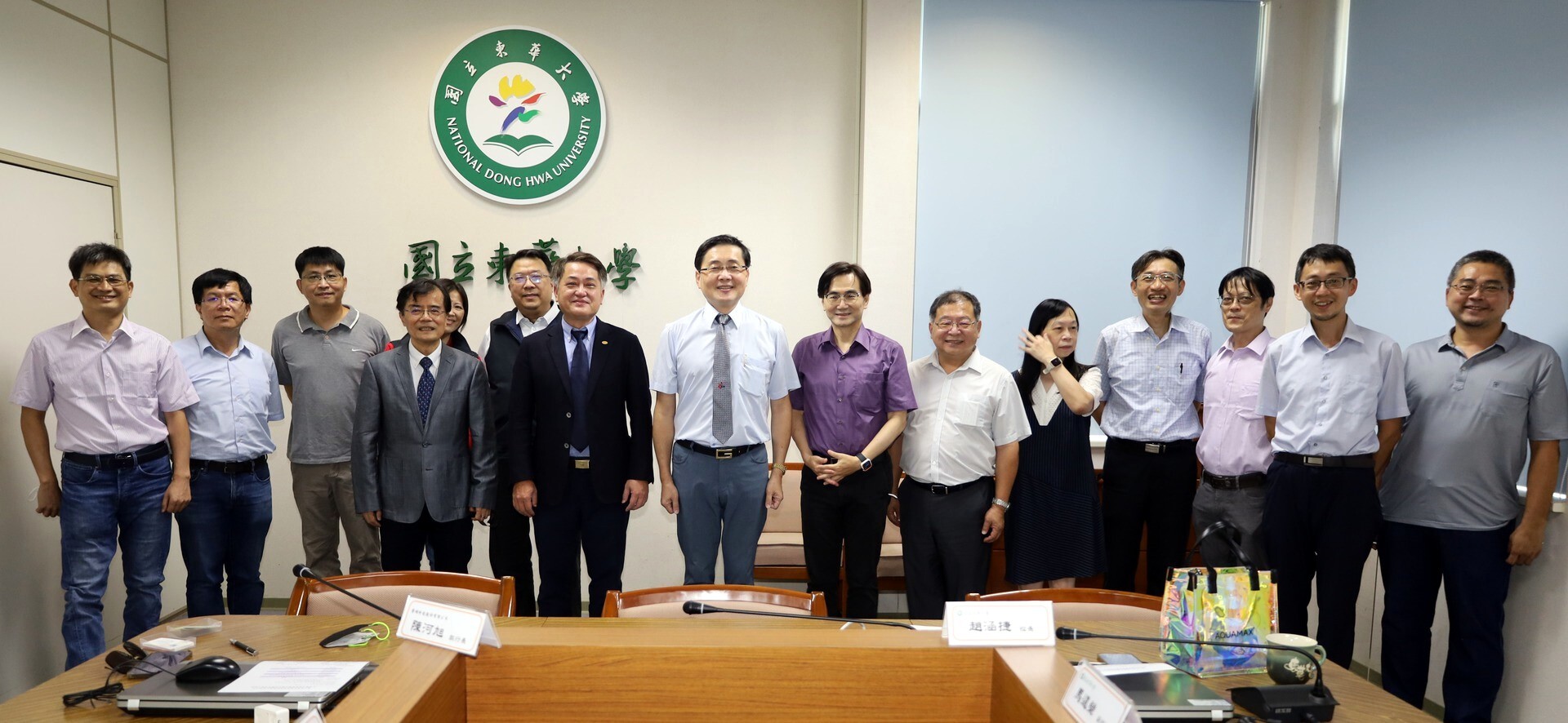 東華大學與景碩科技簽訂產學合作備忘錄與會人員合影