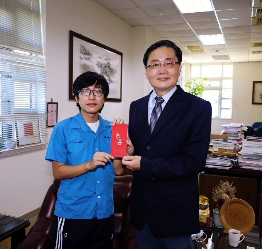 東華大學趙涵㨗校長個人特別致贈唐于田同學紅包,祝福他學習順利。