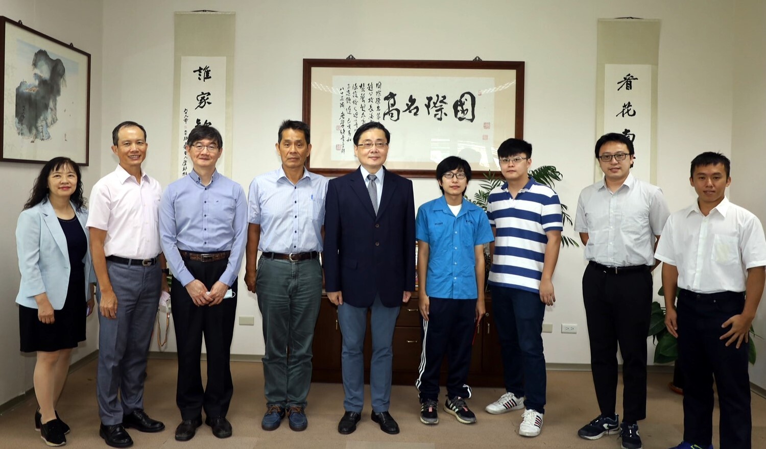 基隆高中師長帶領唐于田同學拜會東華大學校長與會人員合照