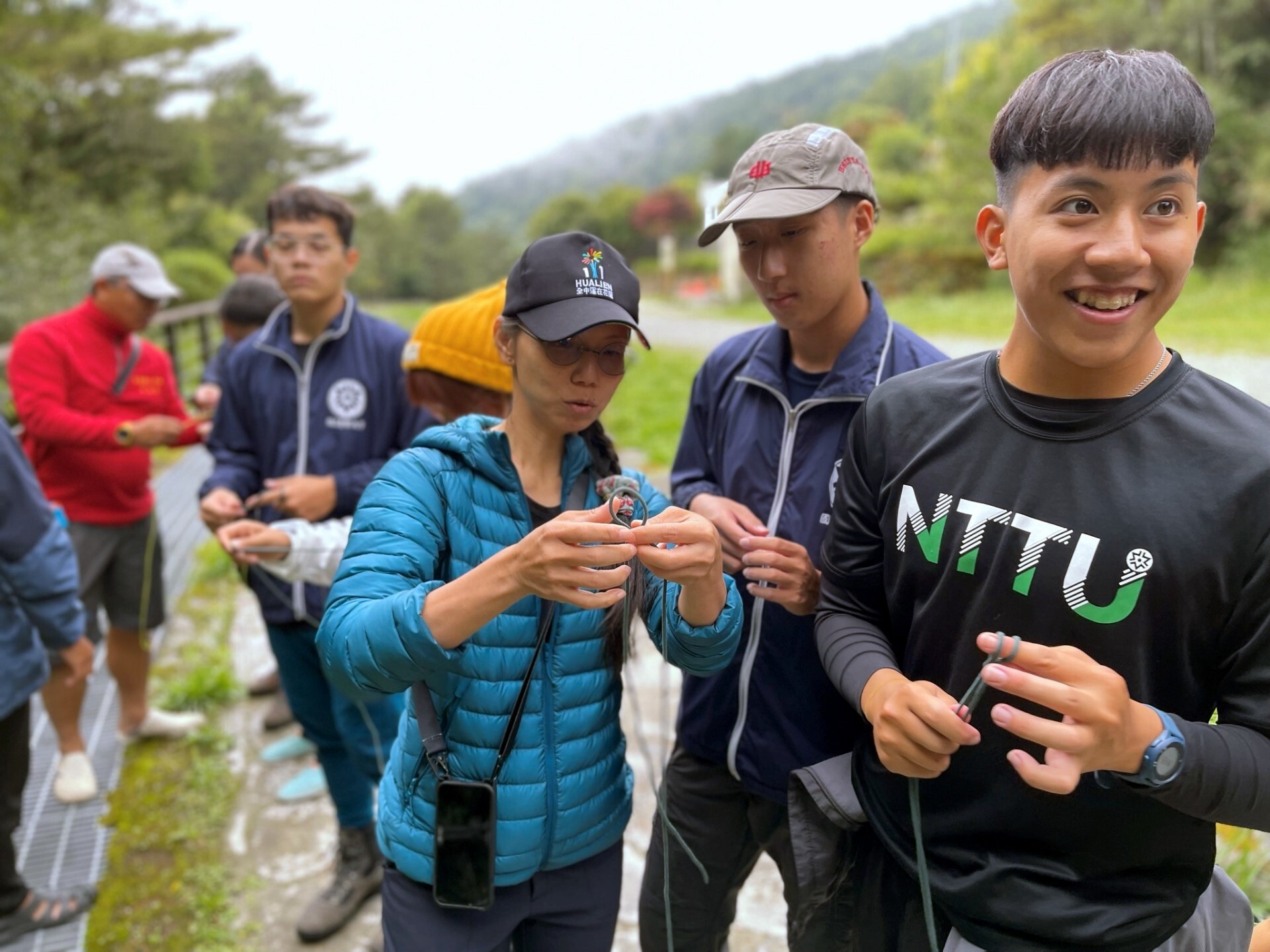 張嘉珍老師進行露營繩結教學-雙套結。