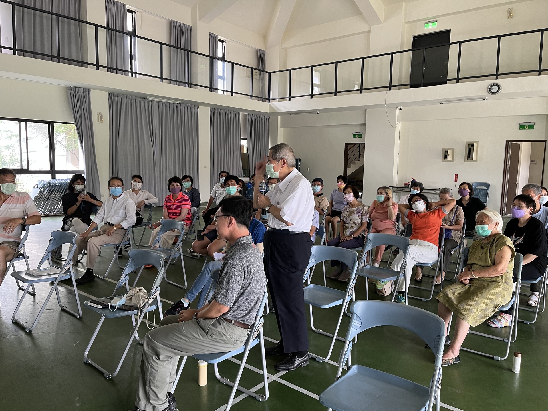 東安社區居民反應熱烈,踴躍提問;慈濟前校長方菊雄教授提問。