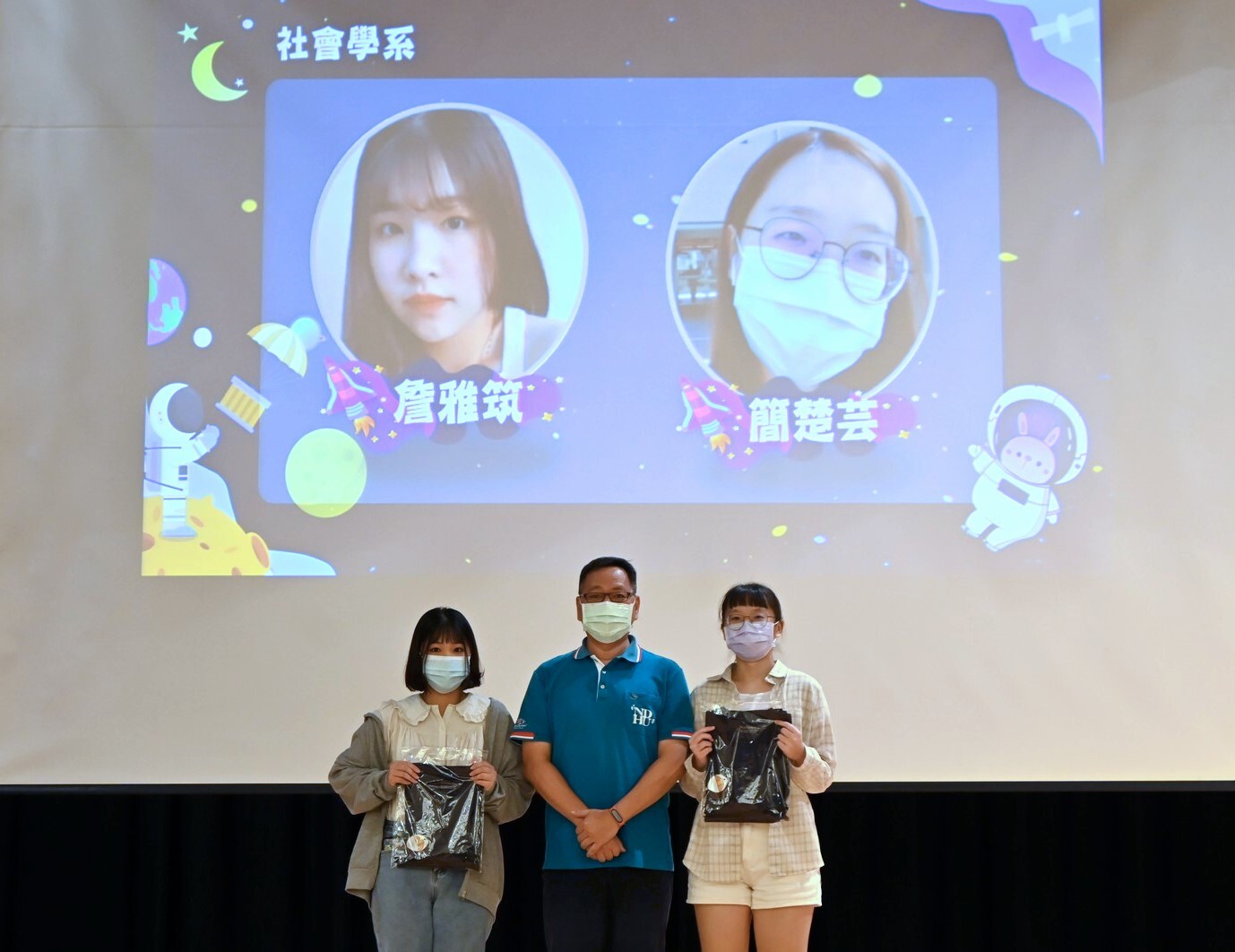 張國義副學務長(中)頒授團服