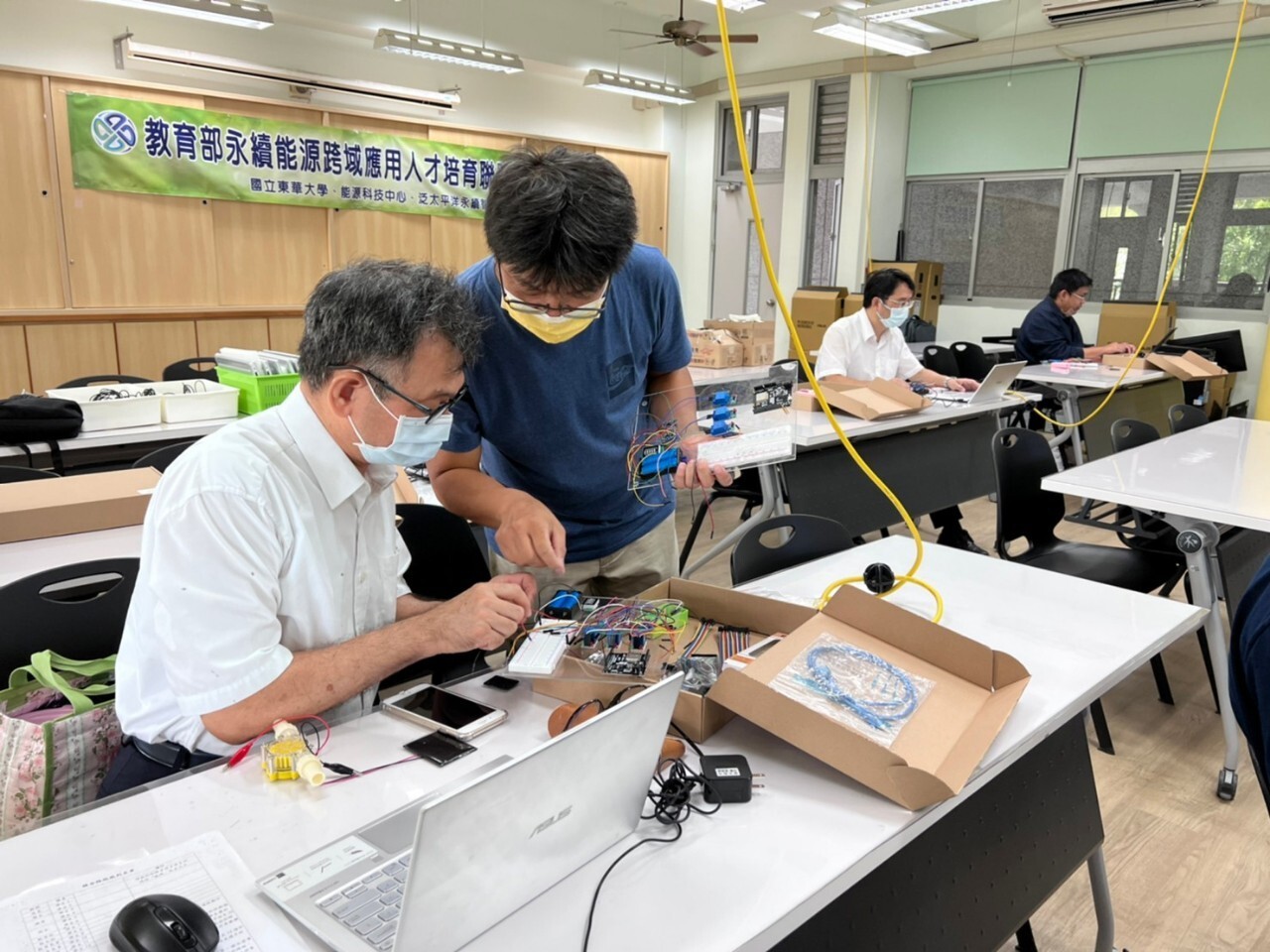 業師吳建興老師指出,藉由理論到實際互動的教具體驗,讓與會教師實踐智能化電力調度的新思維。