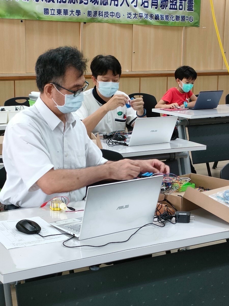 參與研習營學員實際組裝教具