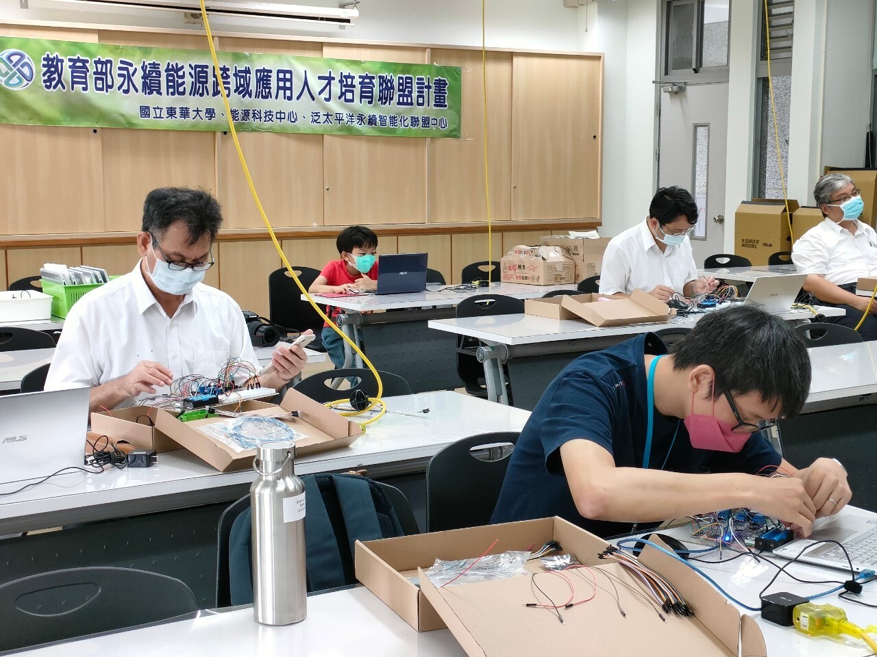 參與研習營學員實際教具體驗
