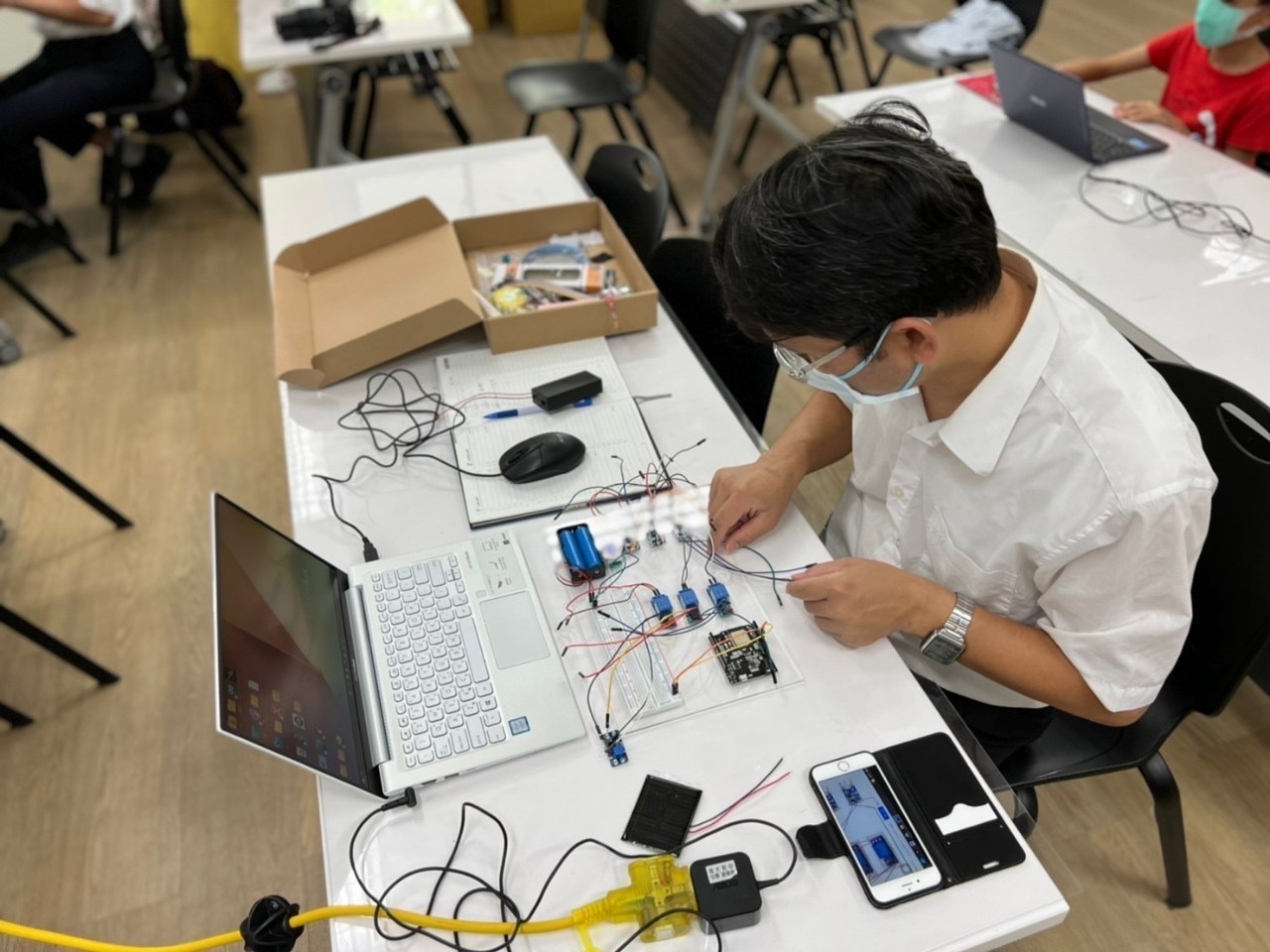 參與研習營學員進行教具組裝