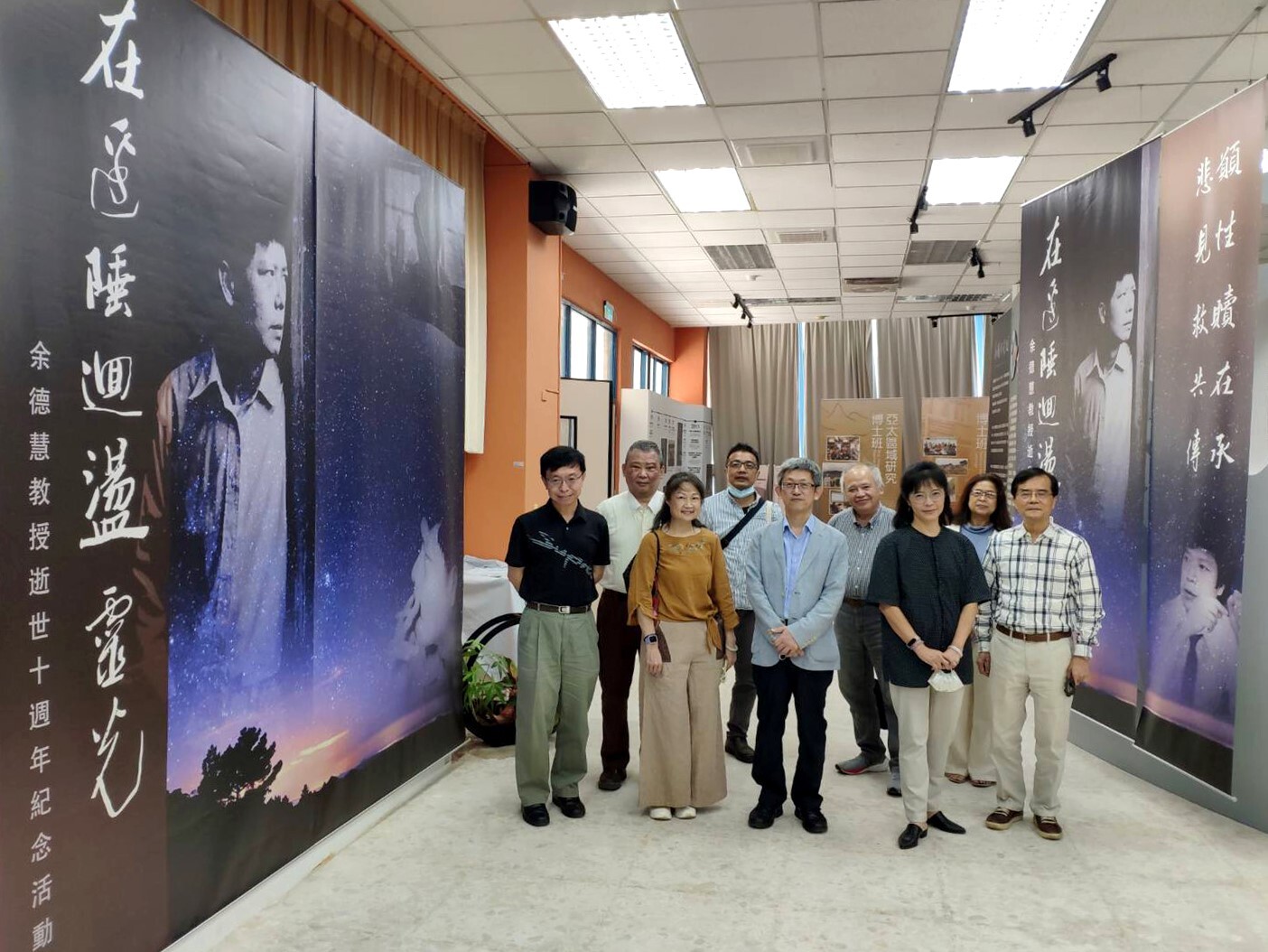 黃冠閔教授與蒞校嘉賓一同至紀念展場參觀