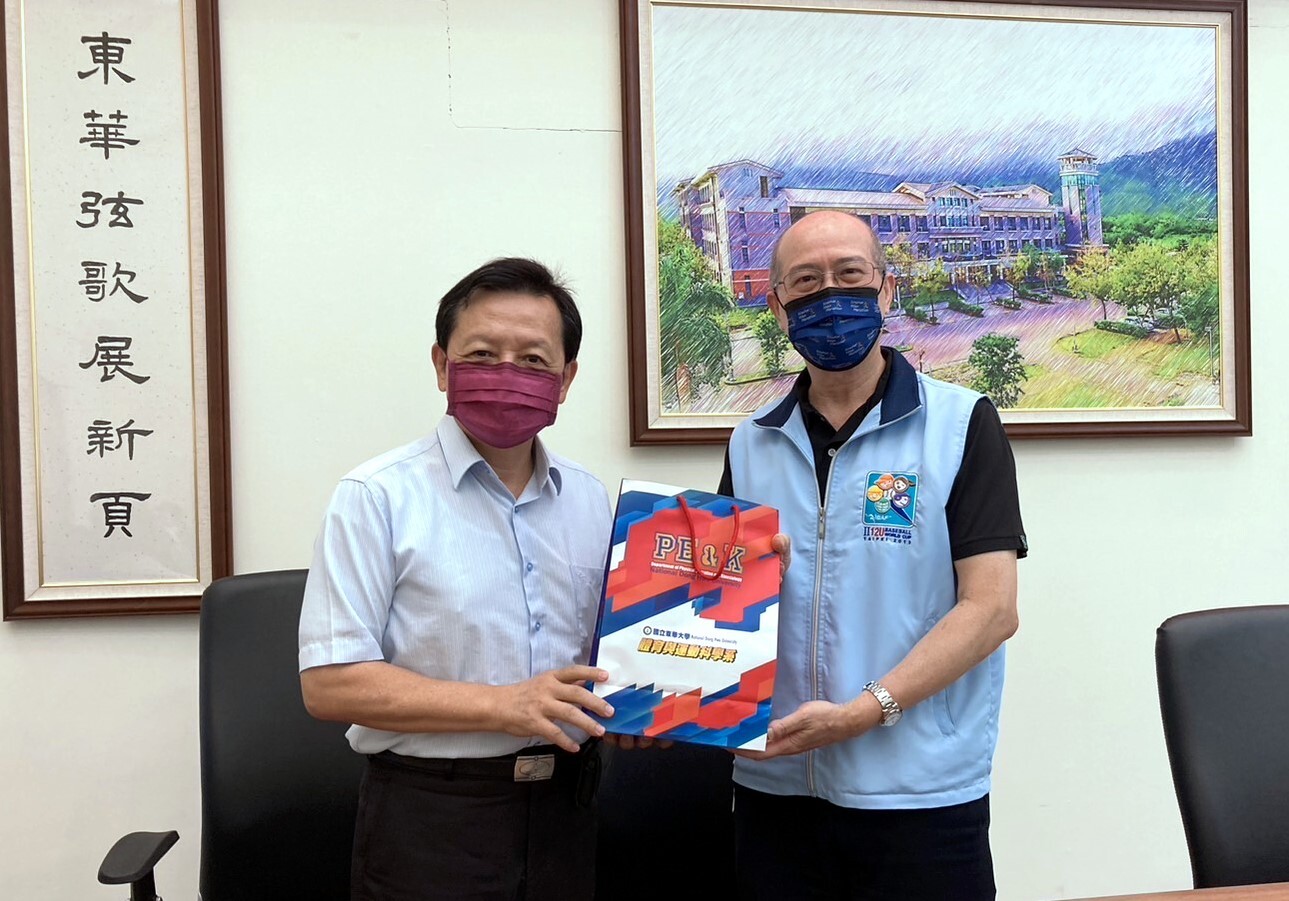 林信鋒副校長致贈佛光大學何卓飛校長紀念品