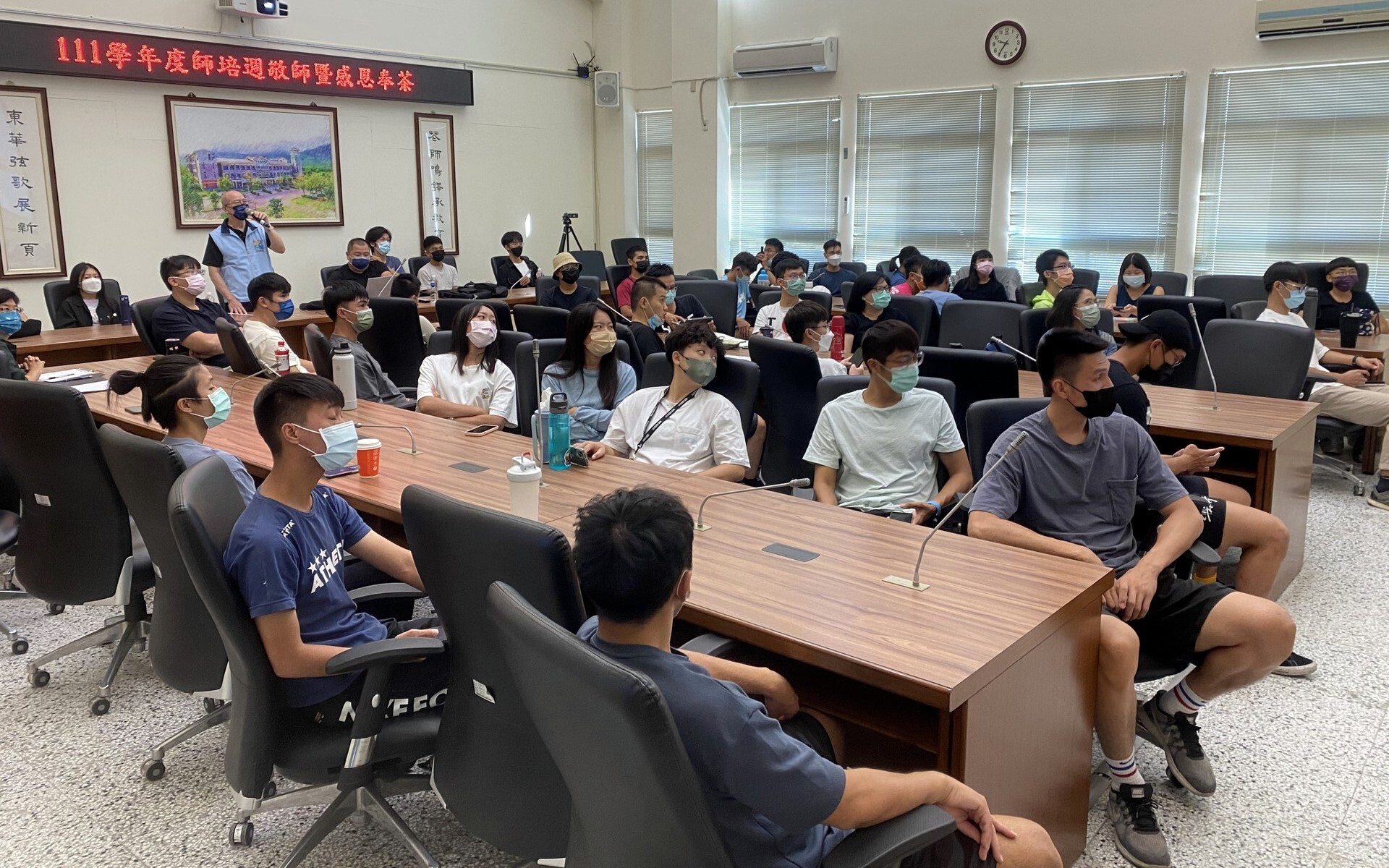 何卓飛校長在演講中與同學分享「臺灣競技運動體制運作與未來展望」
