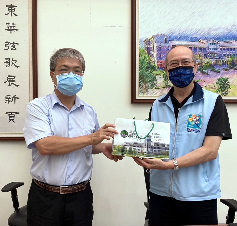 潘文福院長致贈傑出校友何卓飛校長花師教育學院院慶紀念品