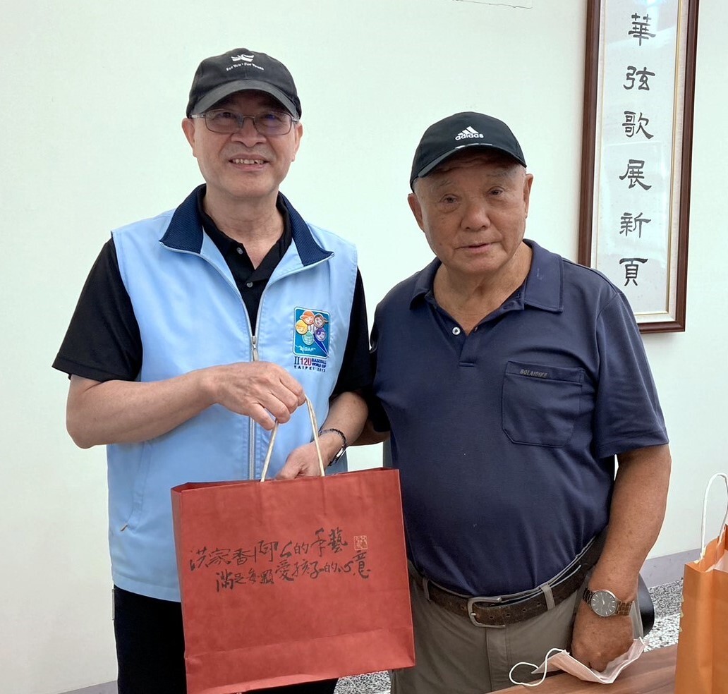 傑出校友何卓飛校長與花蓮師專恩師尚英傑老師合影
