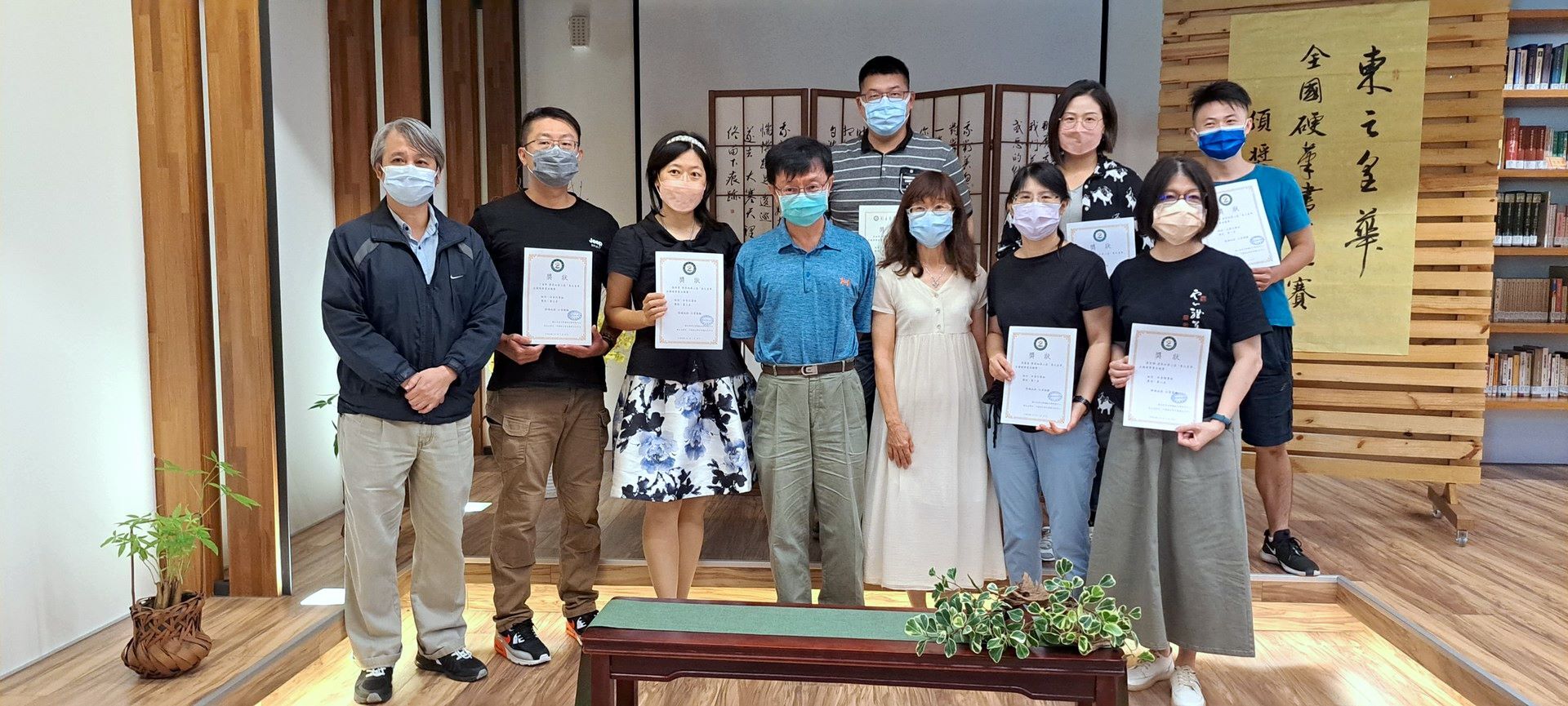 彭衍綸主任(左一)吳冠宏院長(右四)與獲獎者合影