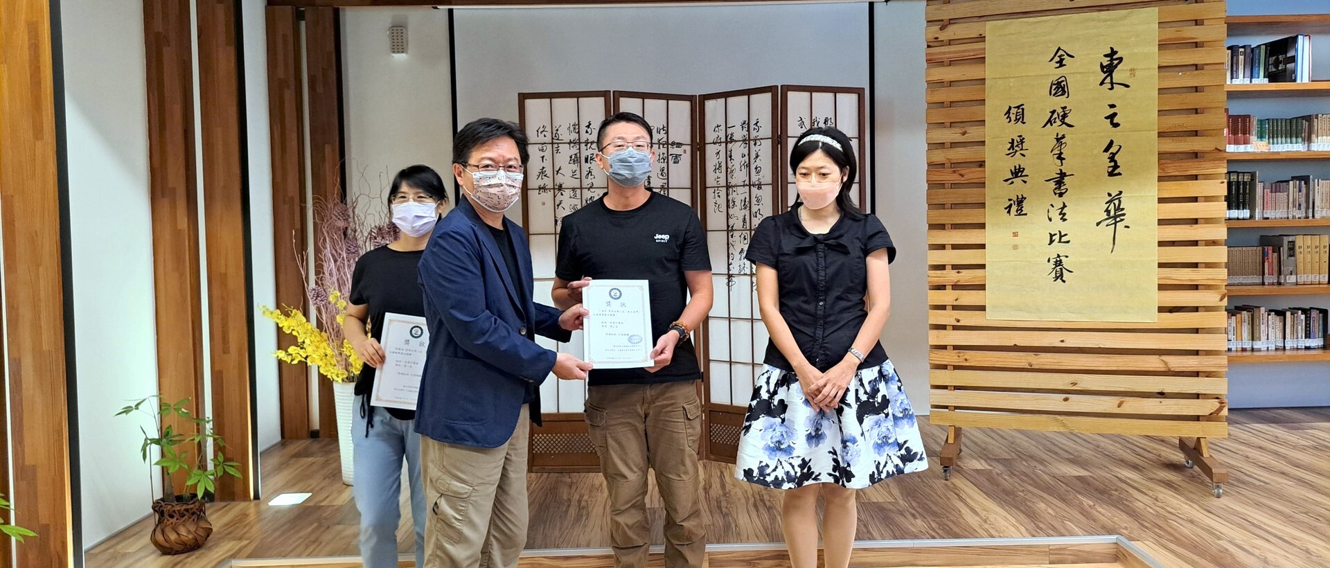 楊牧文學講座基金會執行長許又方主任頒獎