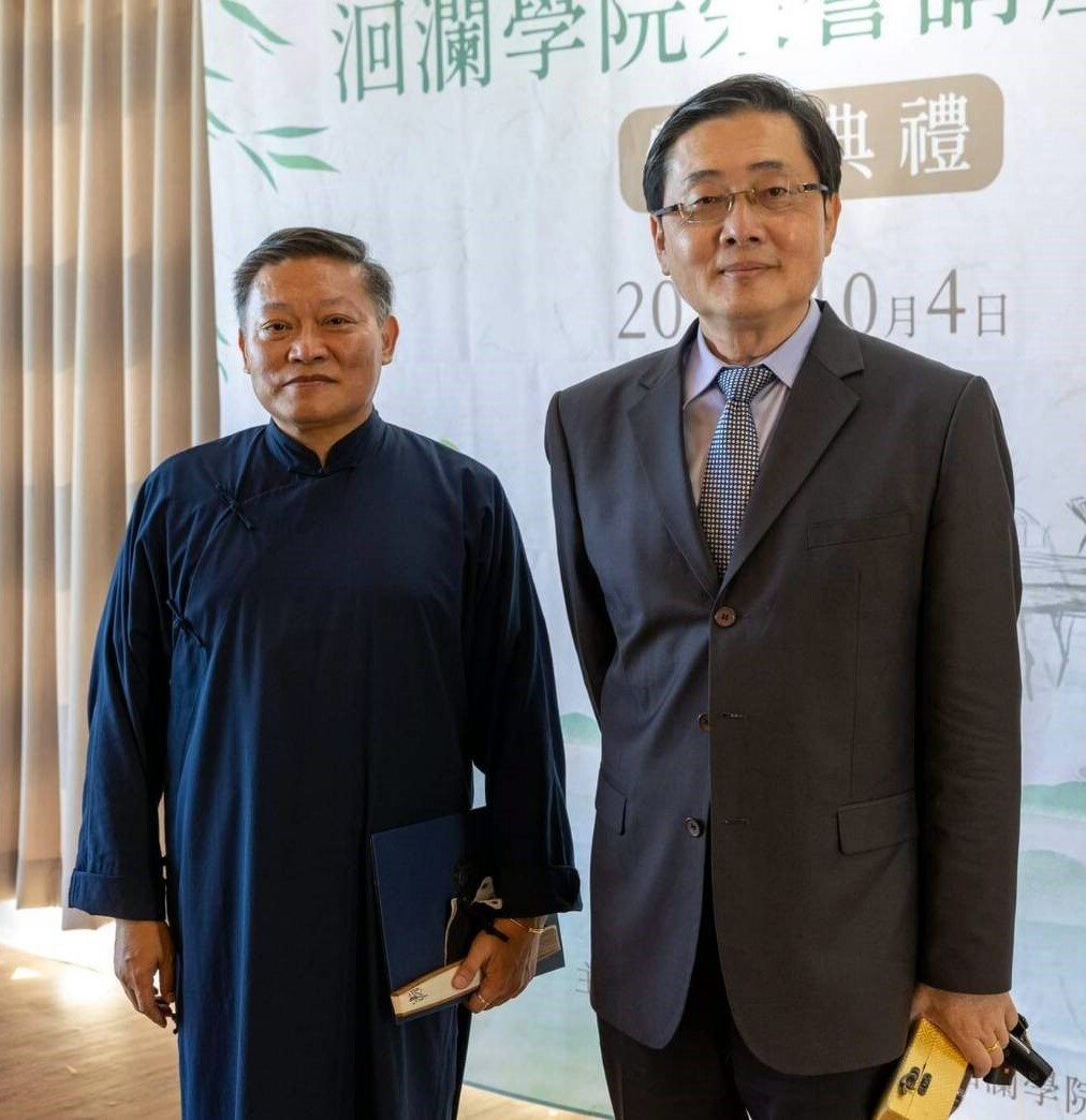 龔鵬程教授與趙涵㨗校長合影留念