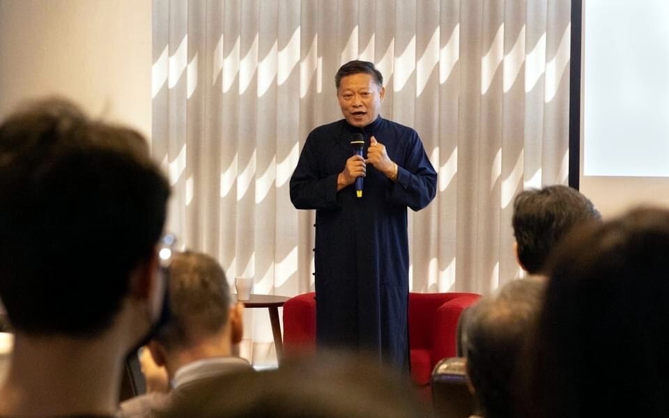 龔教授表示,在時代的大視野下,中文人不應該以待在大學裡的一個系所,或專治一門狹窄的學問自居,而應該跨出去,以傳承與弘揚中華文化為己任