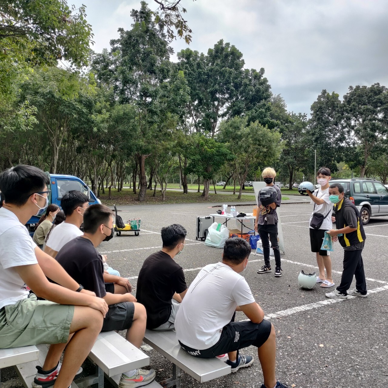 講師示範全罩式安全帽防護性