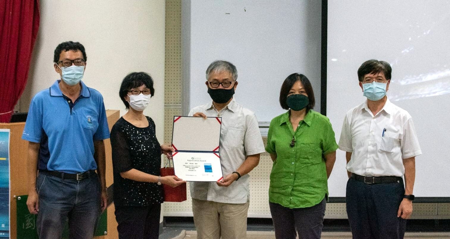 講師與教授們合影(由左至右為張伯浩教授、黃琡雅教授、廖鴻基老師、王昱心教授、劉明洲教授)