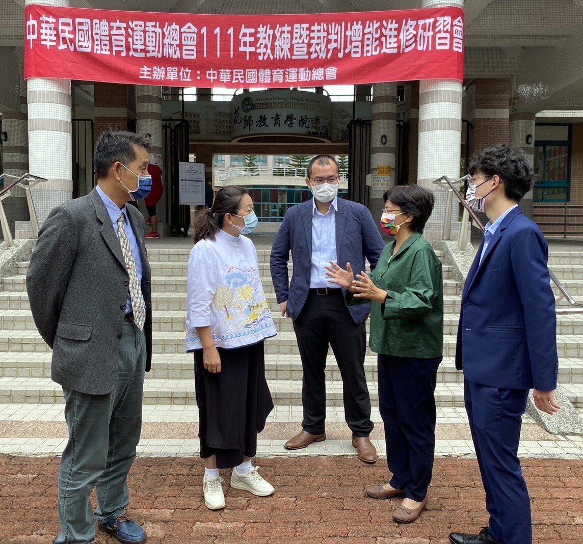 東華大學體育與運動科學系尚憶薇主任向徐榛蔚縣長報告體育系發展方向