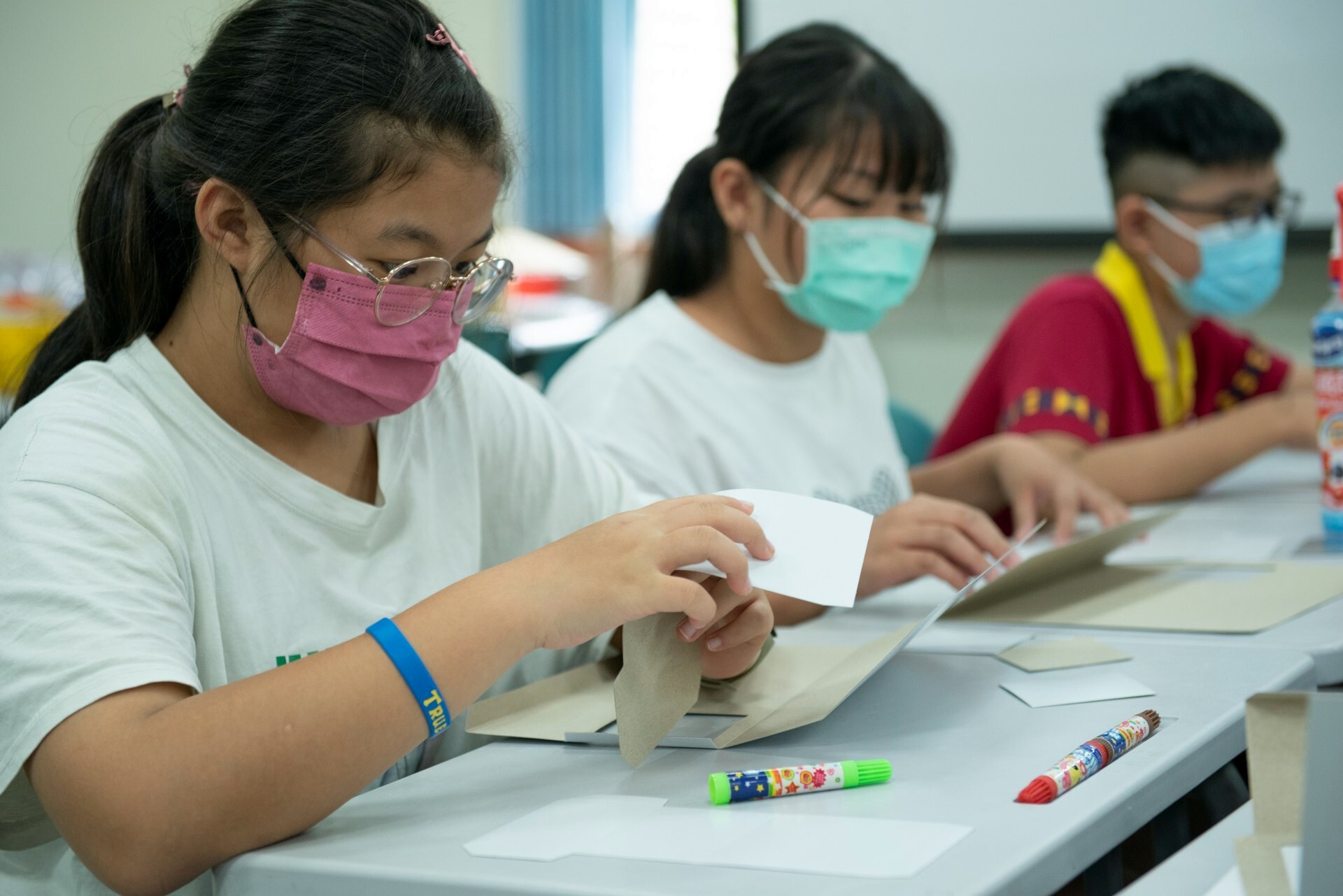 國福國小學生製作「潛望鏡」實驗道具