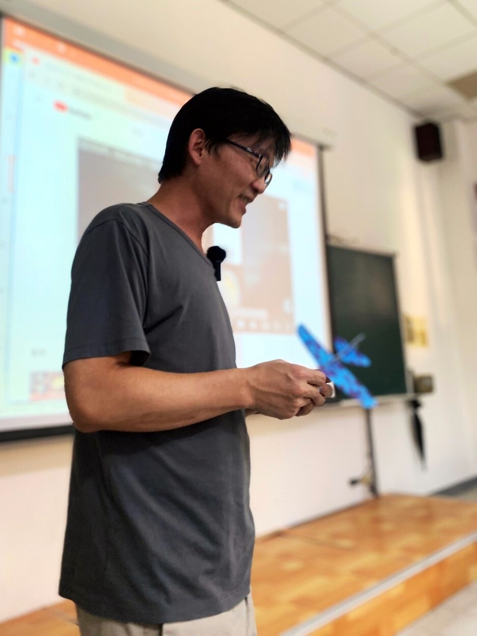 黃崇修老師用紙飛機來挑選同學提問