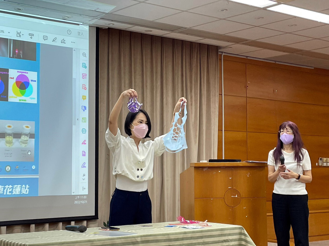 鄭立婷主任演示「生活中的科學」實驗