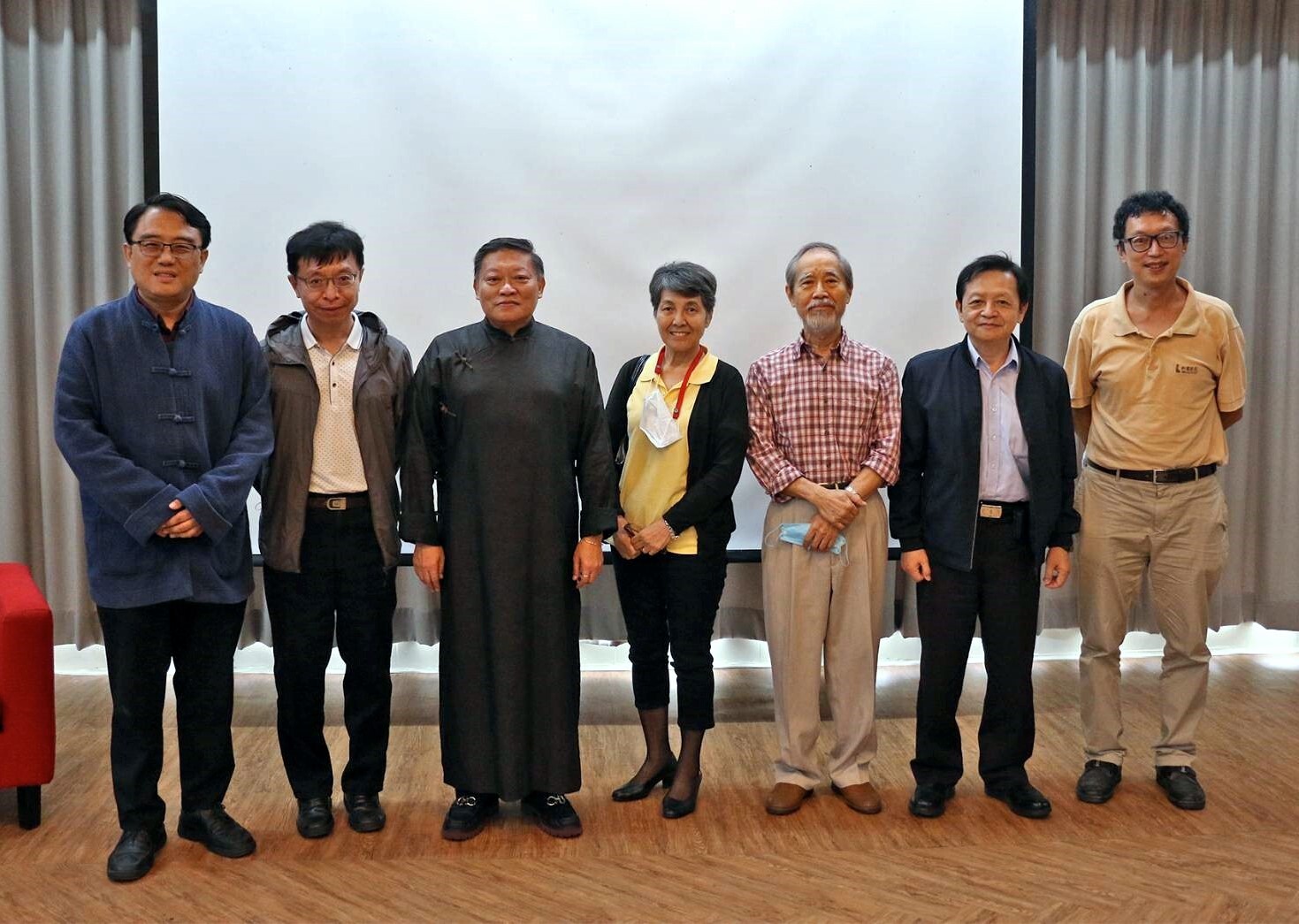 龔鵬程教授與嘉賓合影留念(左起:陳復院長、吳冠宏院長、龔鵬程教授、张次玄女士、林志彪前院長、林信鋒副校長、張伯浩教授)