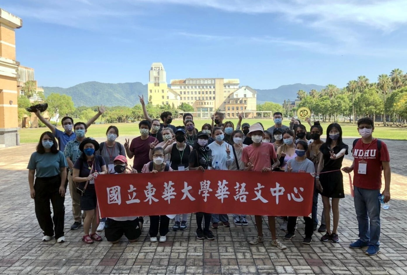 東華華語文中心臺灣優華語計畫15位奧克蘭大學學生及夏季班華語生、華語文教學國際博士生等與友校學生舉行夏季文旅活動合照