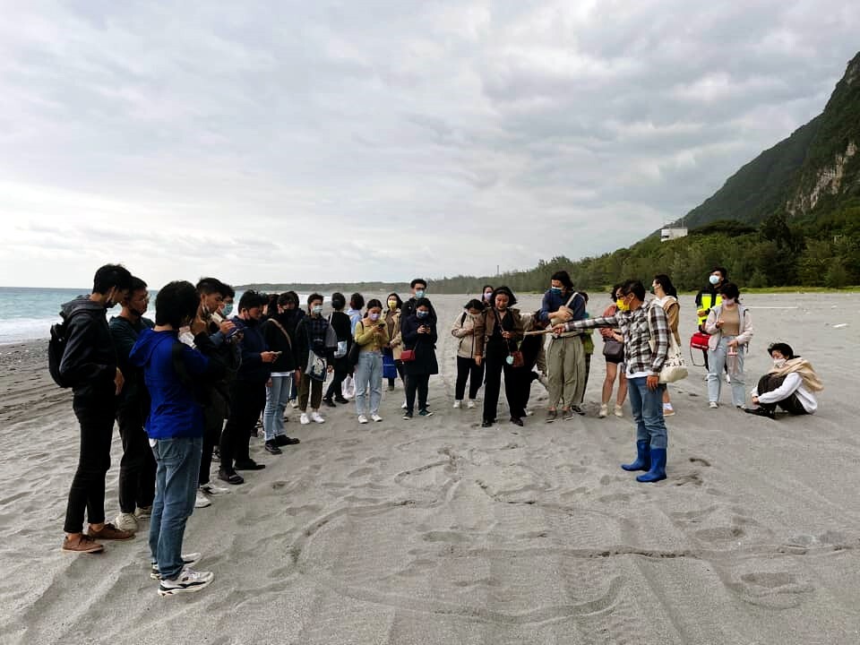 東華大學華文系「基礎創作」於崇德海灘進行田野實察