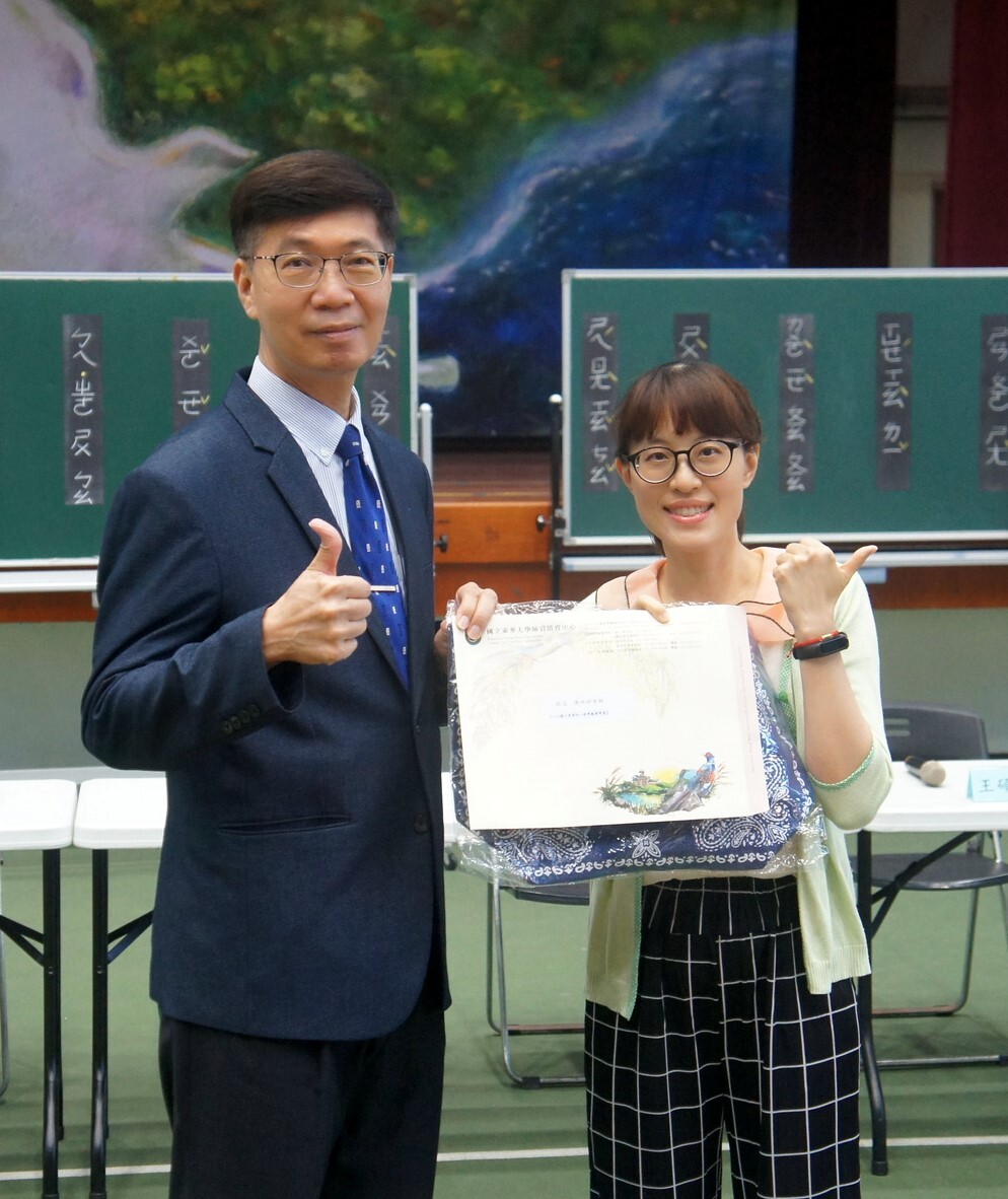 東華大學朱景鵬副校長致贈教學演示聘書予東華附小謝世婷老師