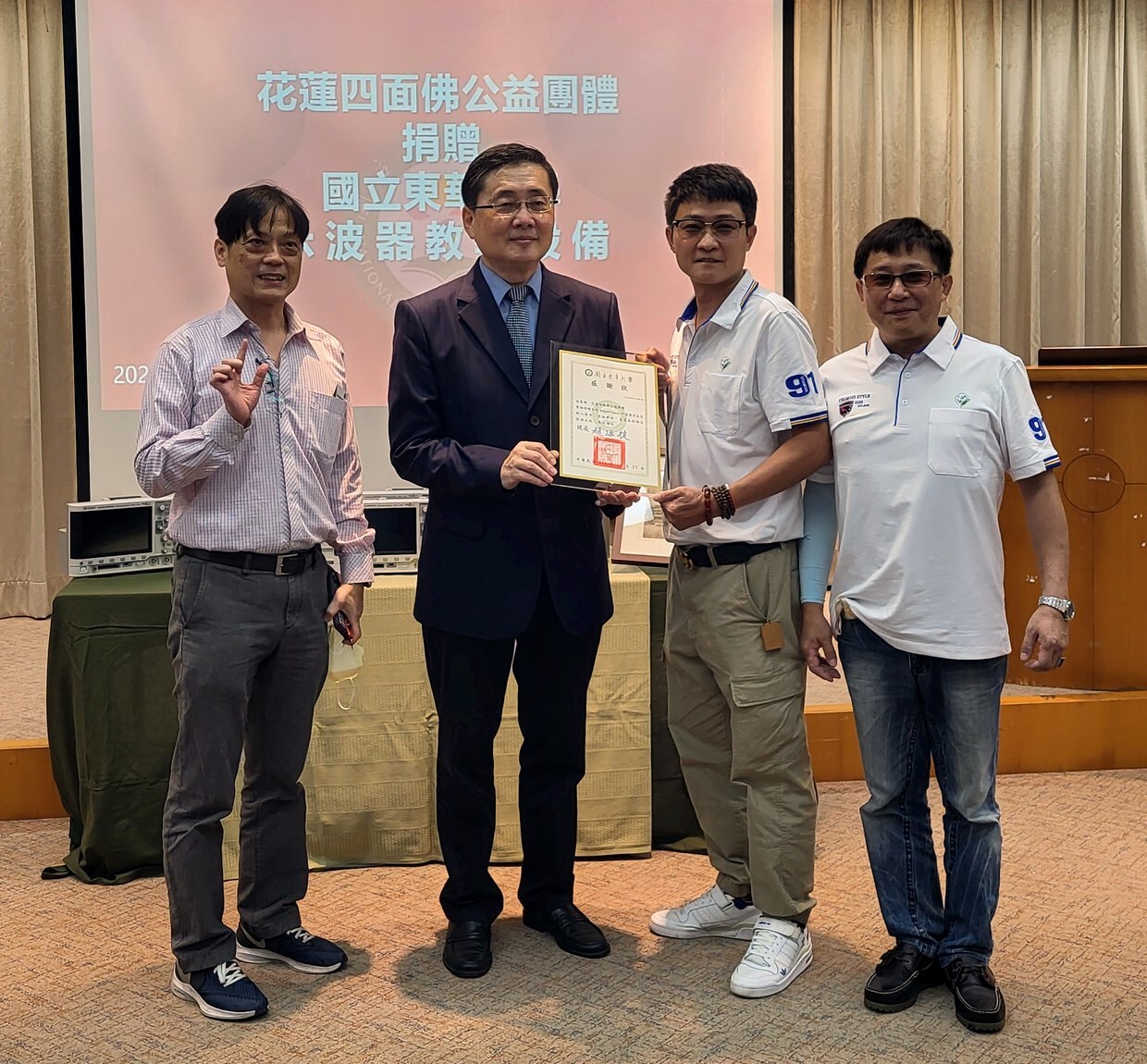 東華大學趙涵㨗校長致贈感謝狀予花蓮四面佛公益協會許曉勇主委