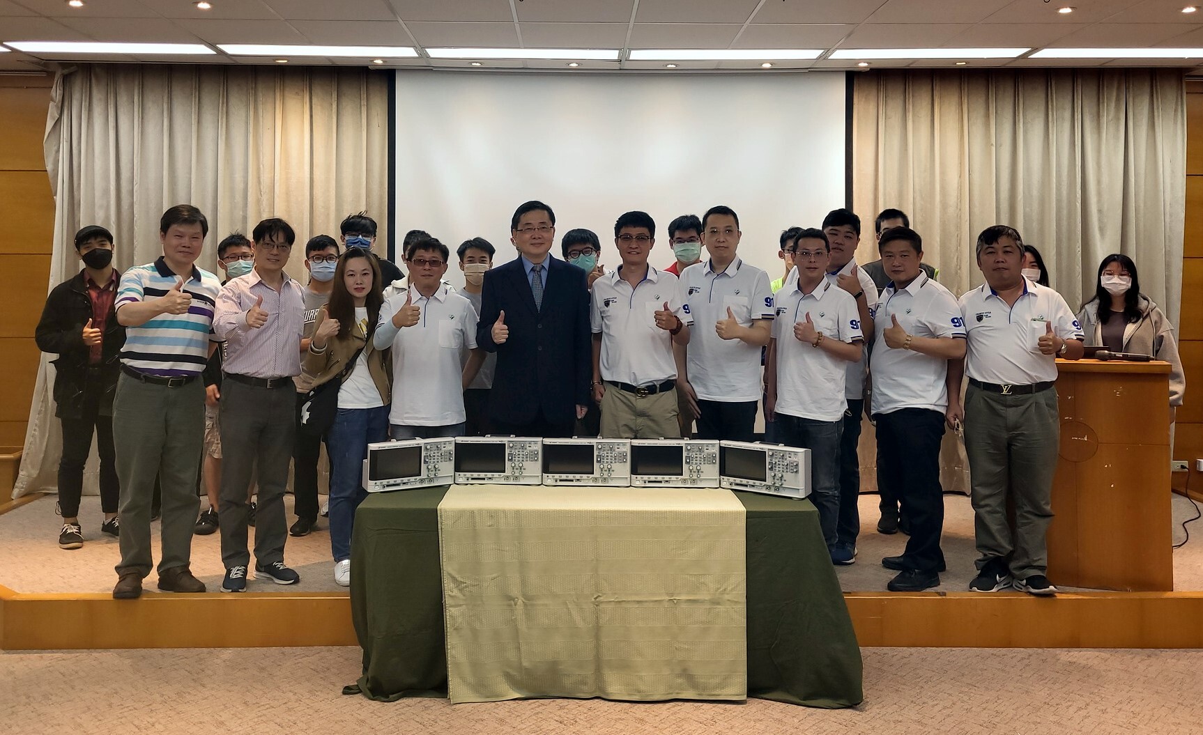 花蓮四面佛公益協會捐贈予東華大學五臺示波器與會人員合照