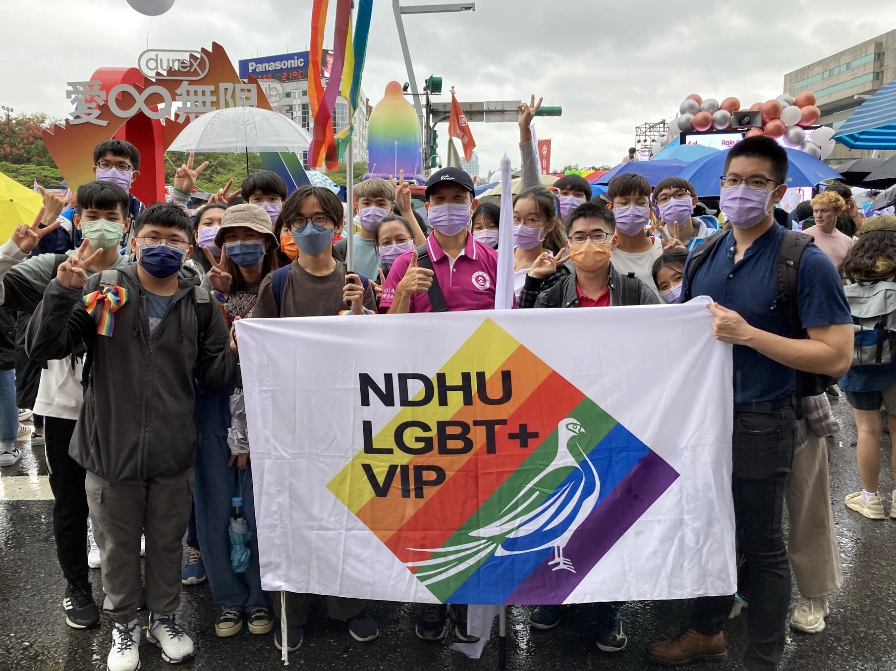 東華一同行大合照-LGBT旗幟