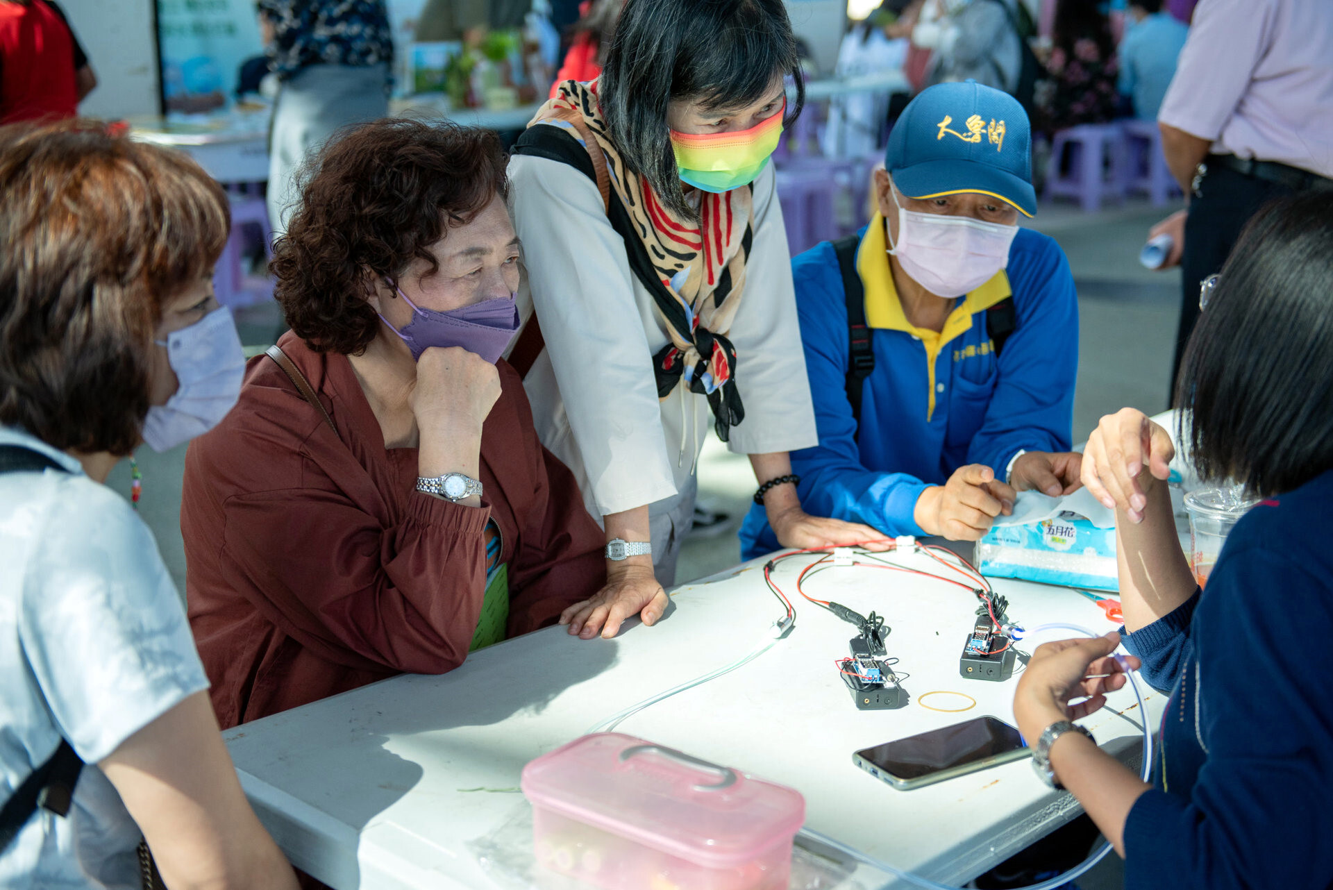 銀髮族闖關者認真聽關主講解「光的混搭,醬玩!」實驗