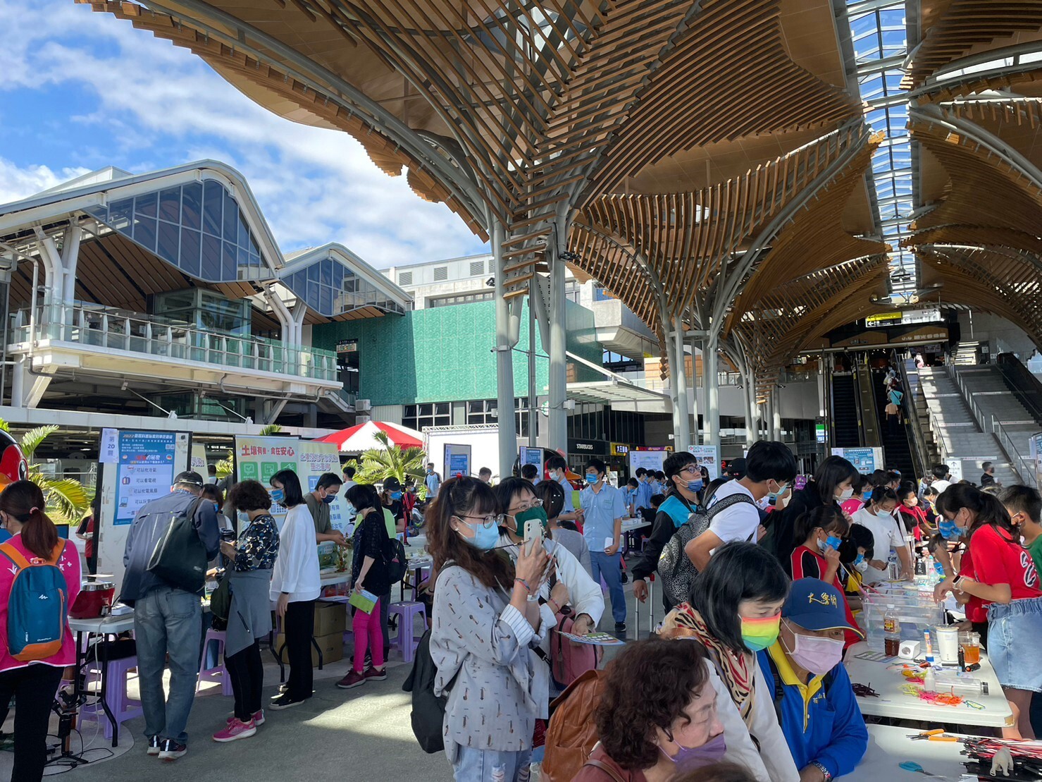 民眾及師生開心闖關