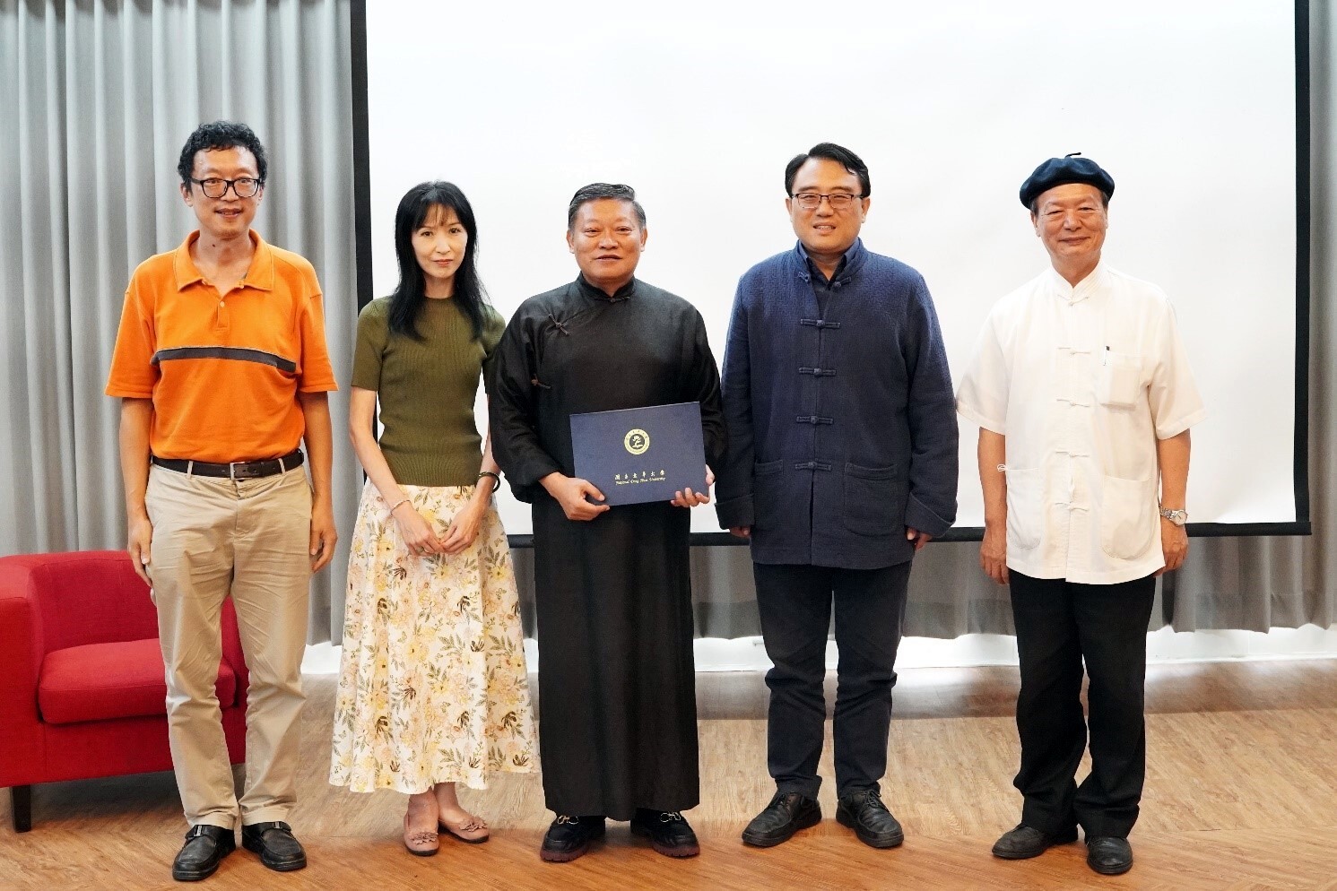 龔鵬程教授與嘉賓合影留念(左起:張伯浩教授、朱嘉雯副院長、龔鵬程教授、陳復院長、林安梧教授)