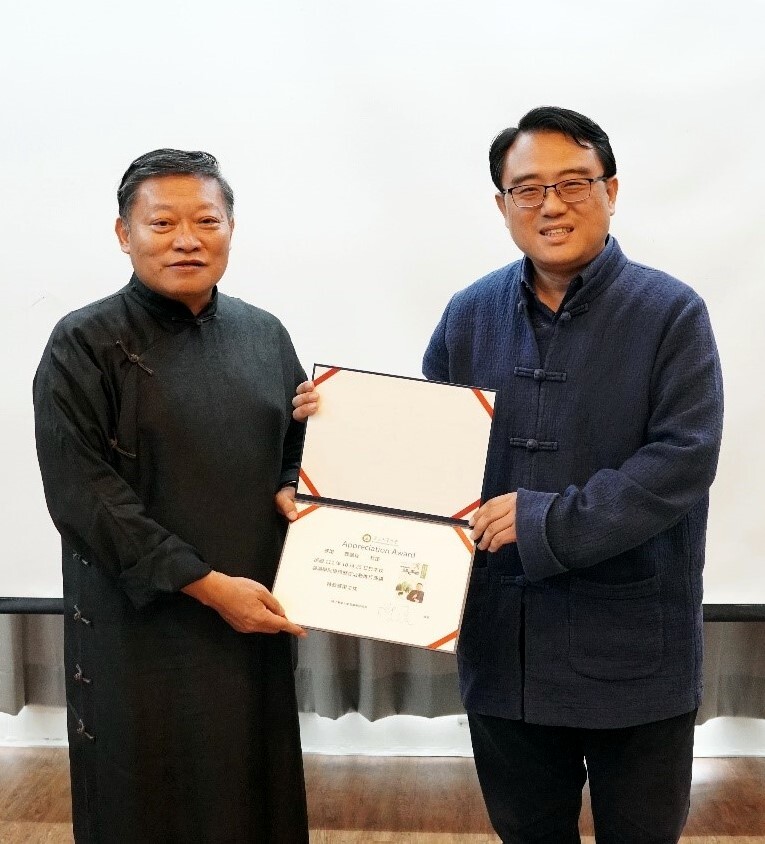 洄瀾學院陳復院長頒發感謝狀給龔鵬程教授