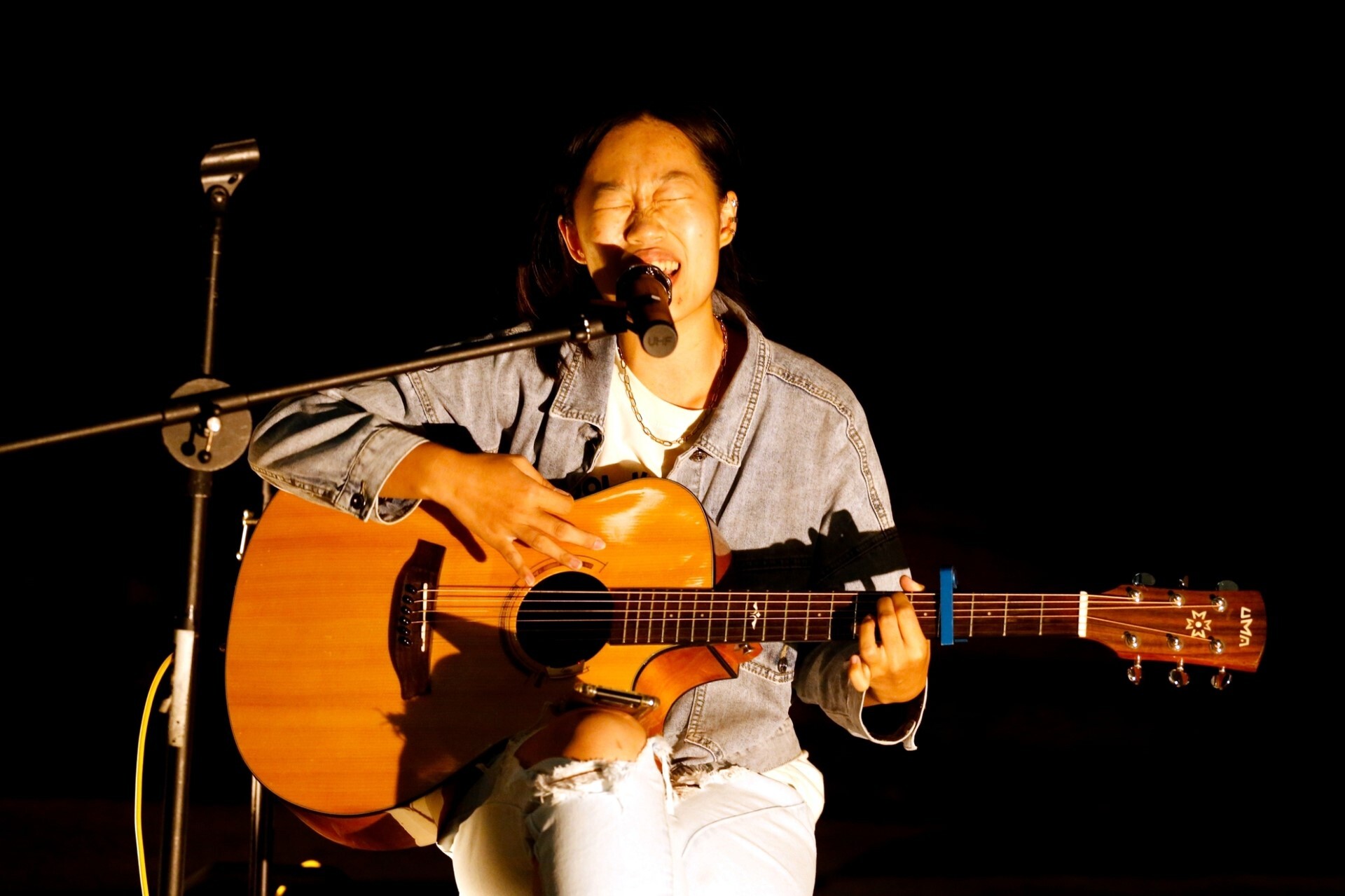 吉他社自彈自唱,沉浸於歌曲的氣氛中