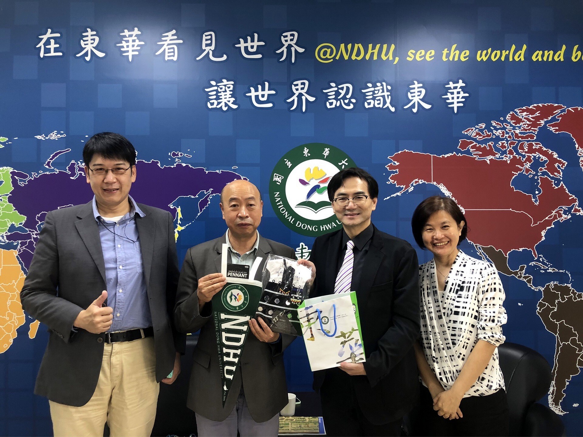 馬遠榮副校長代表致贈禮品合影