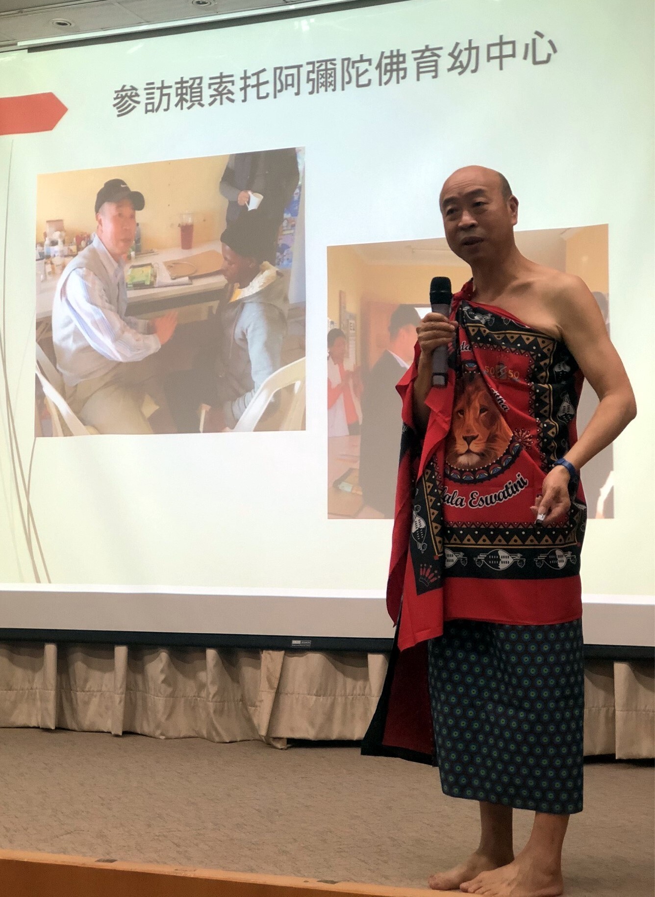 黃林煌參事特別穿著非洲傳統服飾,帶來精彩演講