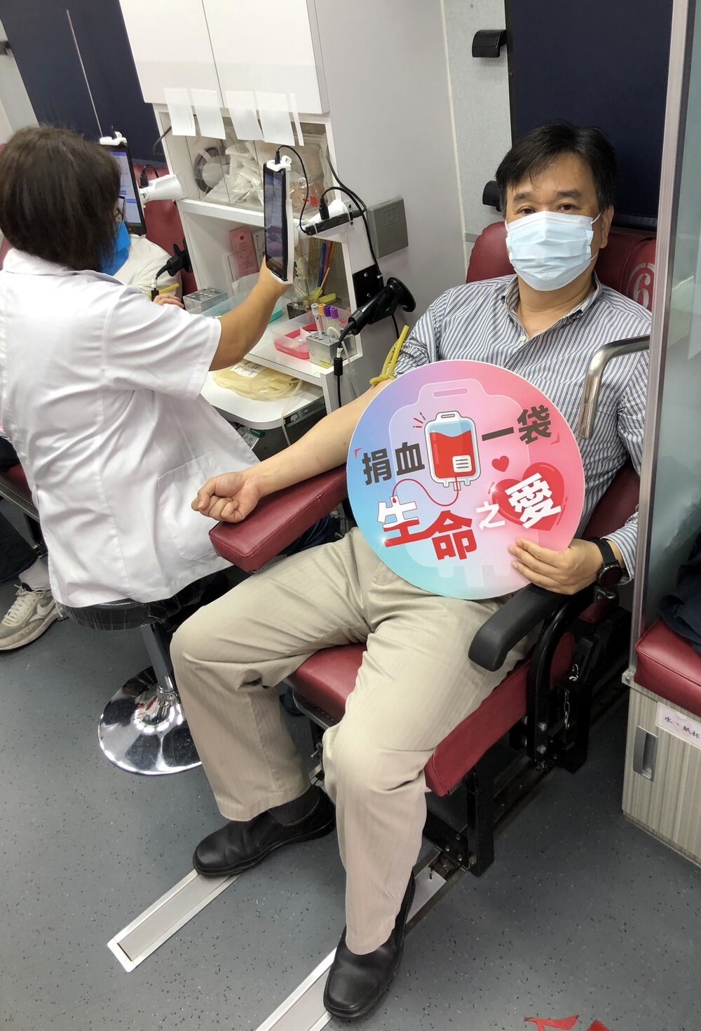 管理學院碩專班執行長楊國彬教授帶頭挽起袖子慨捐熱血