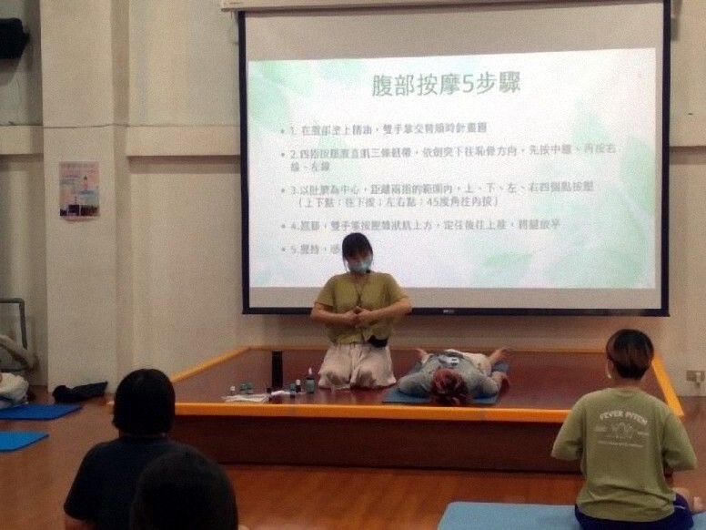 講師講解腹部按摩之步驟