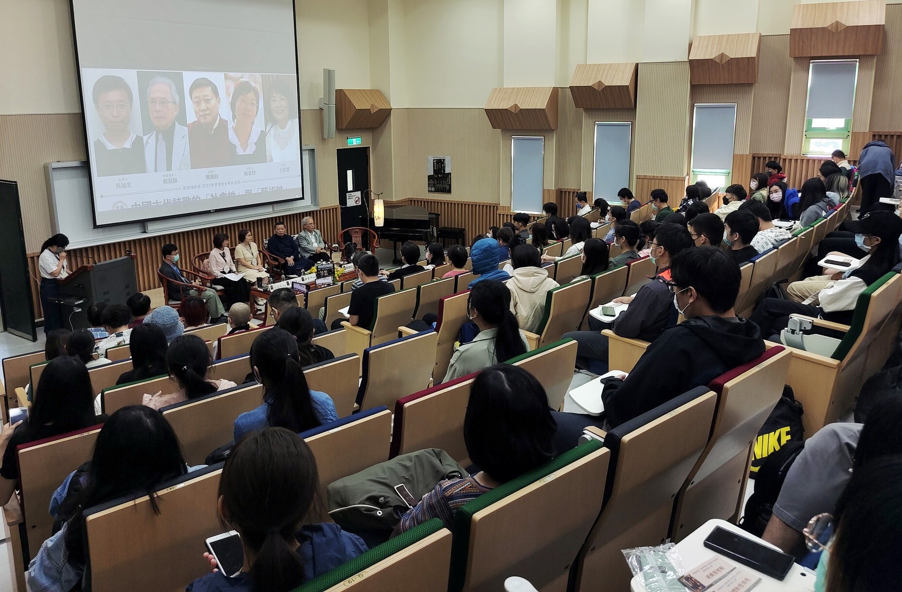 左起主持人吳冠宏院長、主談人王欣慧主任、梅家玲教授、龔鵬程教授,新書發表人顏崑陽教授