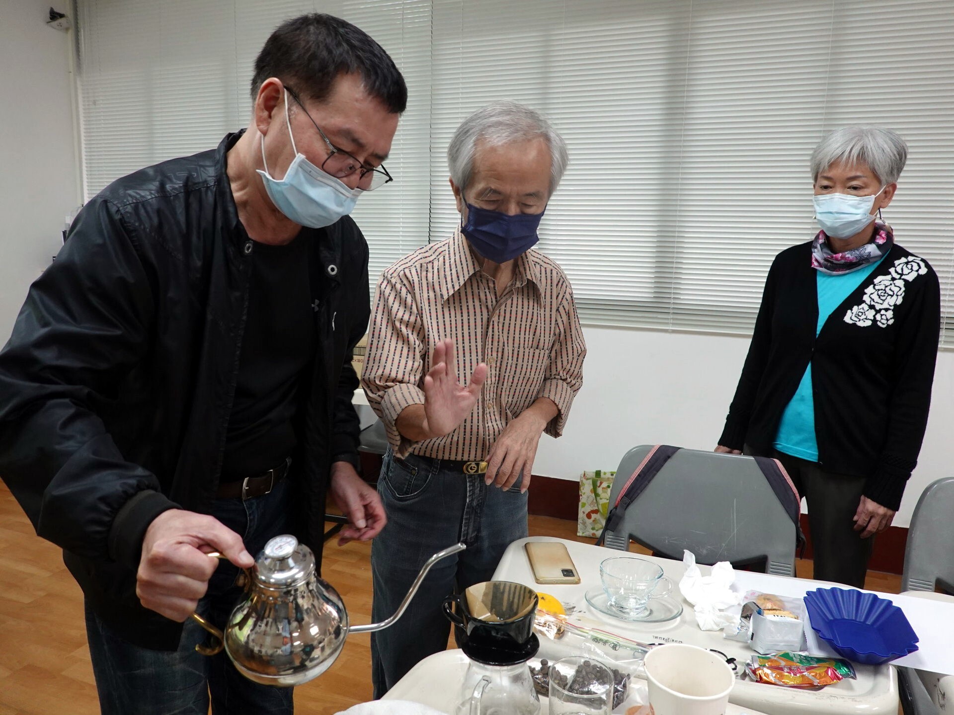 「養生故事咖啡館人員培訓班」學員認真學習沖泡咖啡