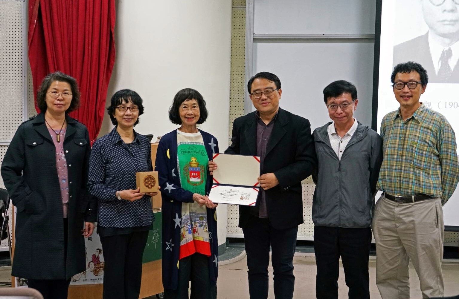 講師與教授們合影(由左至右為張寶云教授、黃琡雅教授、翁文嫻教授、陳復院長、吳冠宏院長、張伯浩教授)